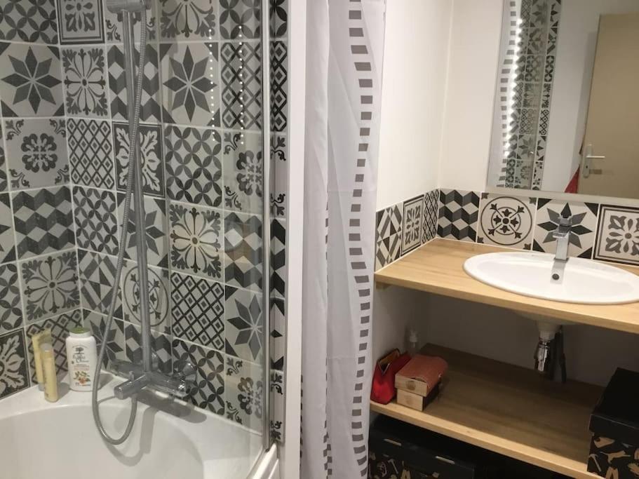Appartement Tres Lumineux Egat Екстериор снимка